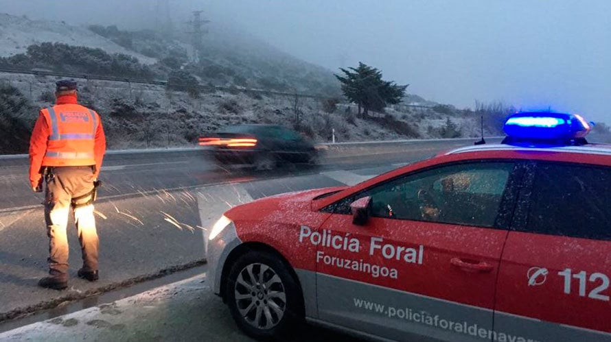 La Policía Foral vigila la circulación en una de las carreteras de Navarra. POLICÍA FORAL