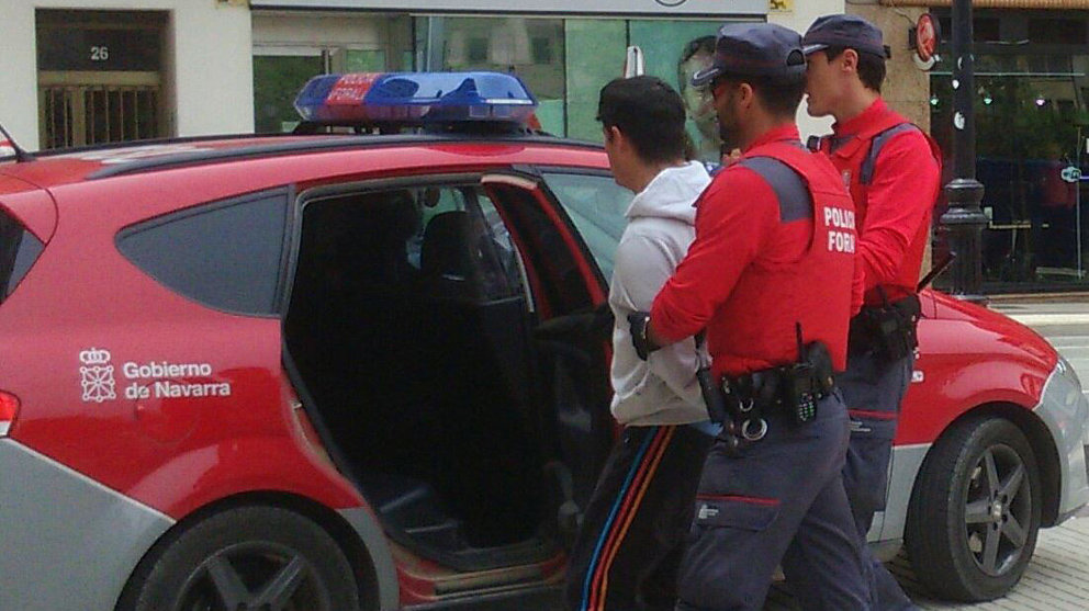 Agentes de la Policía Foral se llevan a un detenido POLICÍA FORAL