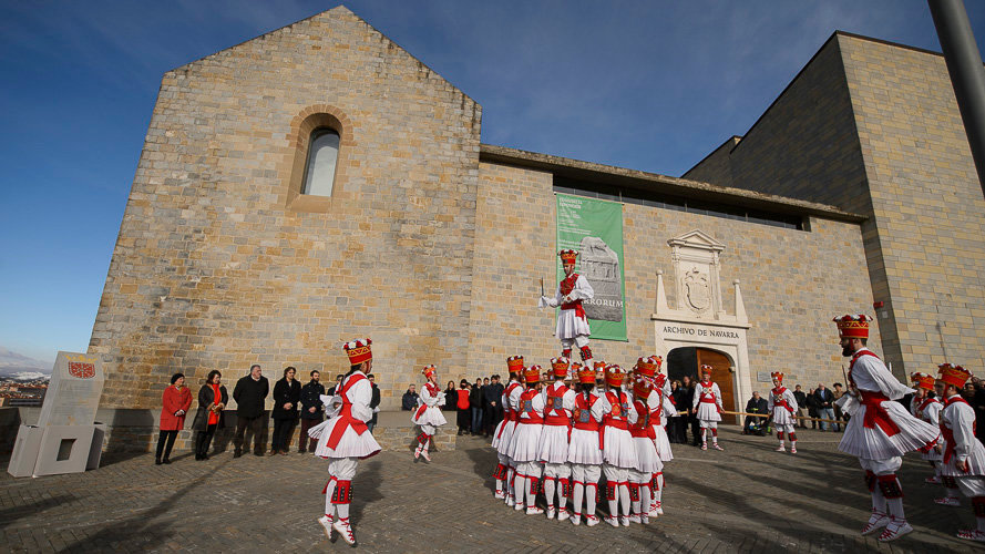 La presidenta de la Comunidad Foral, Uxue Barkos, preside el acto de reconocimiento al Reino de Navarra con una ofrenda floral ante el monolito conmemorativo en el Día de Navarra. PABLO LASAOSA