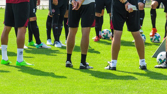 Imagen de varios futbolistas en un rondo escuchando las instrucciones de su entrenador ARCHIVO