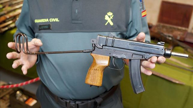 Un agente de la Guardia Civil en un puesto de intervención de armas y explosivos muestra un arma de fuego EFE