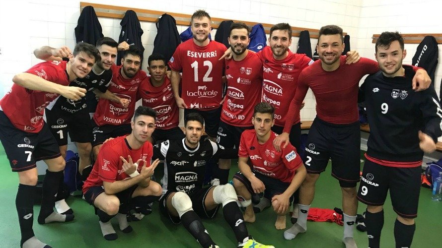 Los jugadores de Osasuna Magna celebran la victoria en Ferrol. Twitter Xota.
