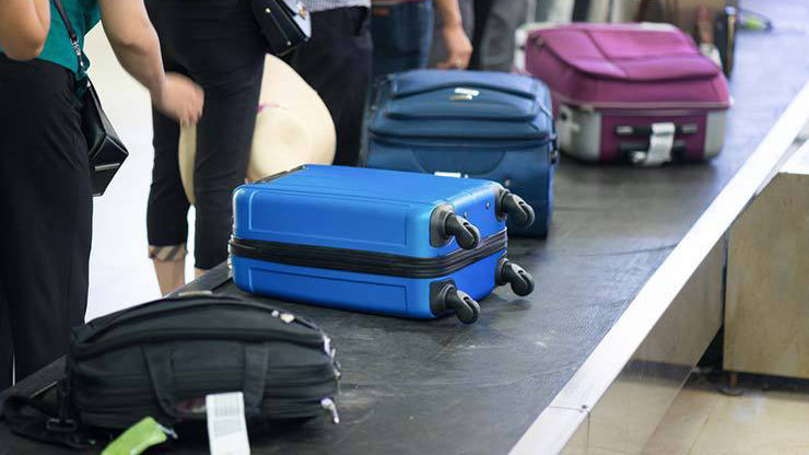 Varias maletas en una cinta transportadora de equipajes en un aeropuerto ARCHIVO