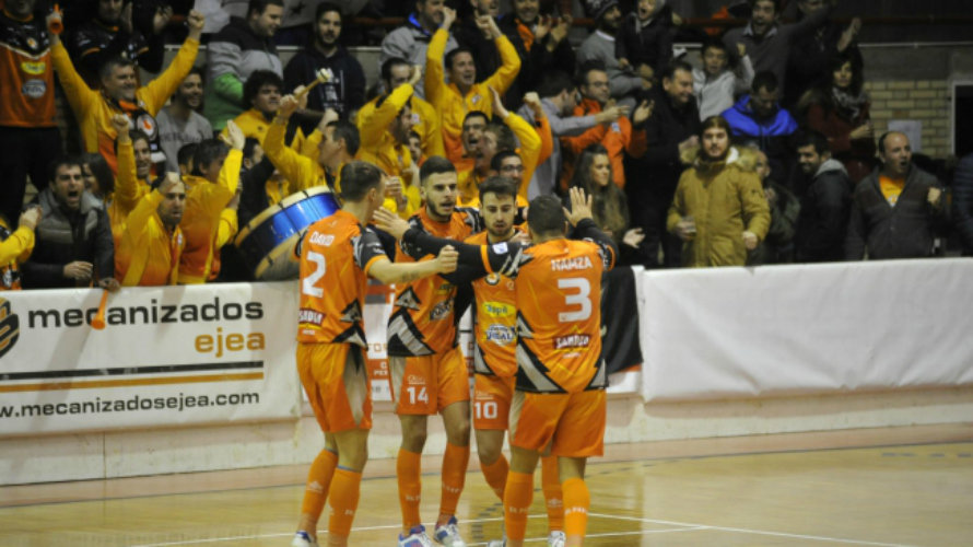 Los jugadores del Aspil Vidal celebran un gol. Ribera Navarra.
