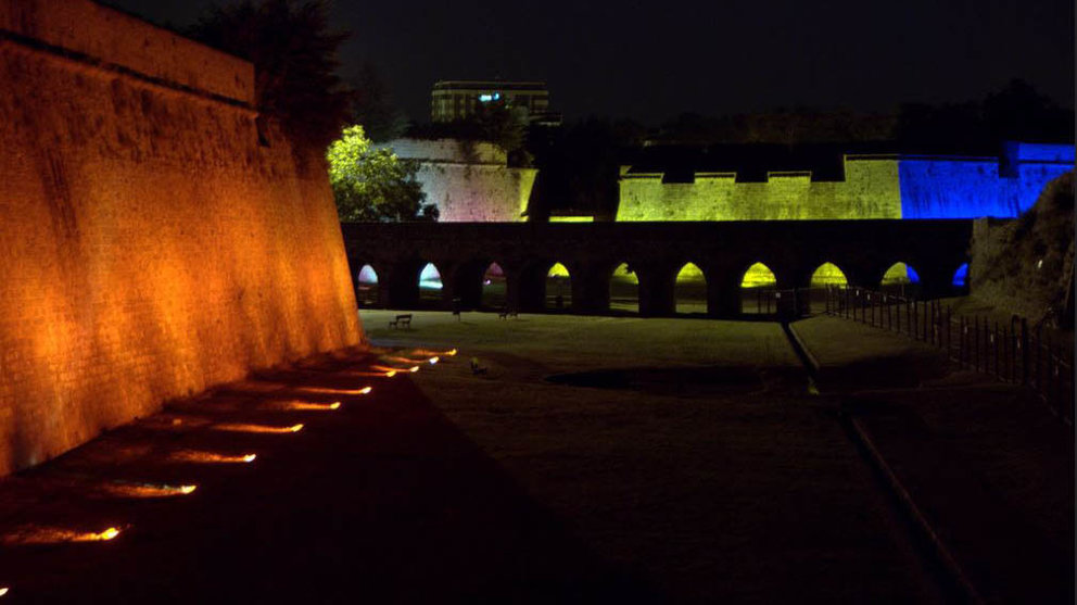 Las Murallas de Pamplona iluminadas una noche de verano PABLO LASAOSA