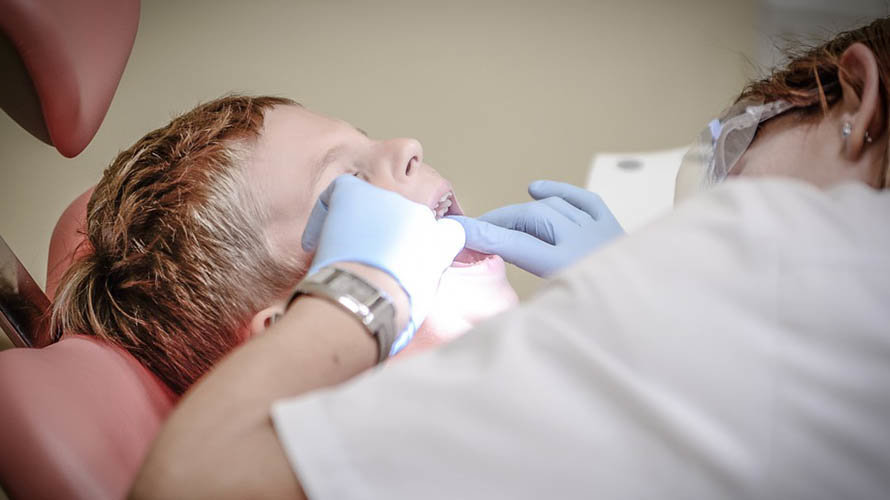 Una dentista observa a un niño