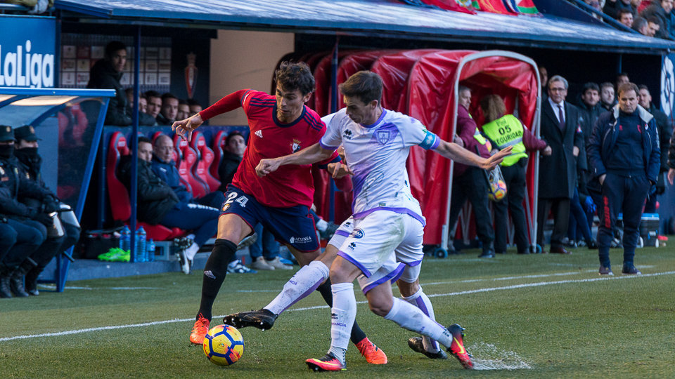 Lucas Torró en el partido entre Osasuna y Numancia disputado en el estadio de El Sadar. IÑIGO ALZUGARAY