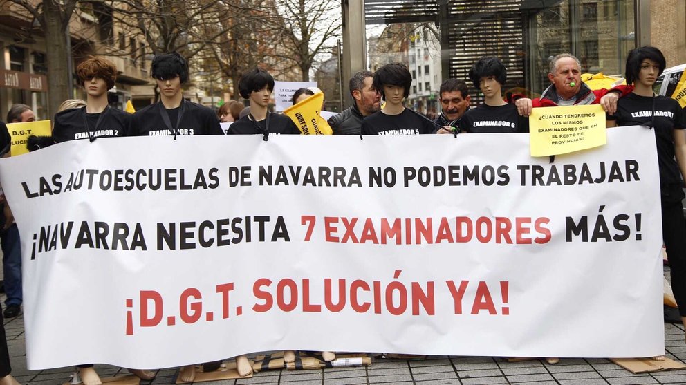 Concentración de protesta de la Asociación de Autoescuelas de Navarra por la falta de examinadores IÑIGO ALZUGARAY