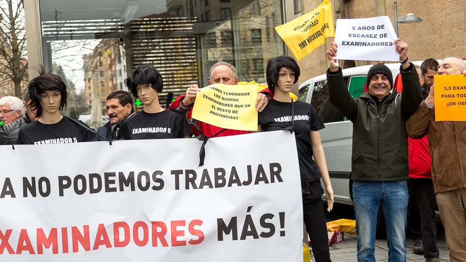La Asociación de Autoescuelas de Navarra se concentra para protestar por la falta de examinadores (05). IÑIGO ALZUGARAY