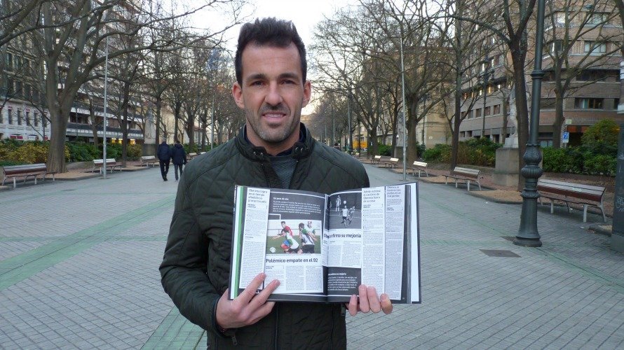 David Arbizu muestra el libro del Oberena de fútbol en el Paseo de Sarasate.