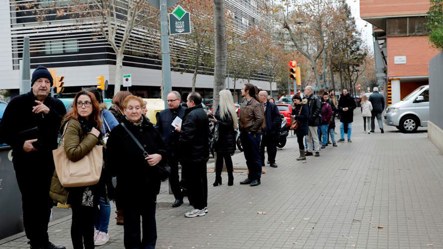 Varias personas realizan fila antes de la apertura de los colegios electorales en Cataluña este 21 de diciembre EFE