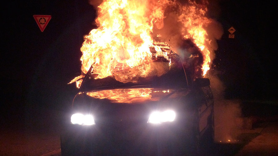 Un coche en llamas en una imagen de archivo. ARCHIVO