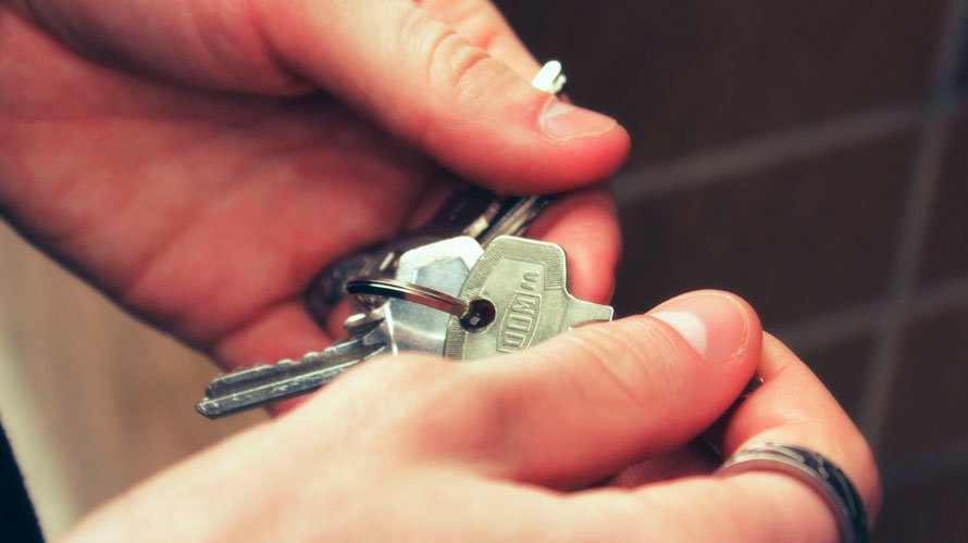 Una persona saca las llaves para acceder a su vivienda. ARCHIVO