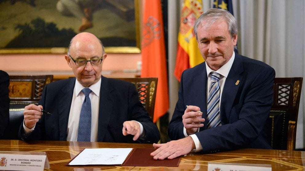 El consejero de Economía de Navarra, Mikel Aranburu, firma el nuevo convenio económico con el ministro Cristóbal Montoro. GN (3)