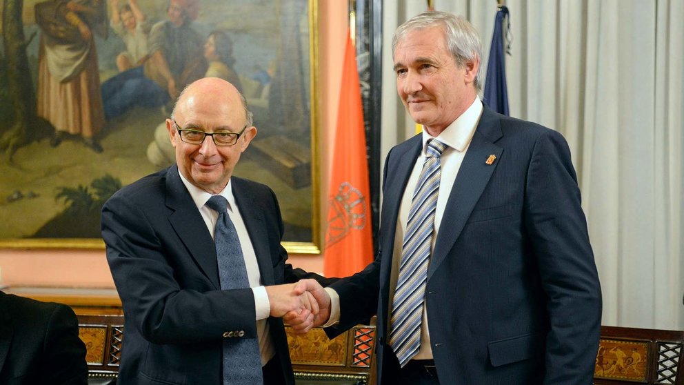 El consejero de Economía de Navarra, Mikel Aranburu, firma el nuevo convenio económico con el ministro Cristóbal Montoro. GN (2)