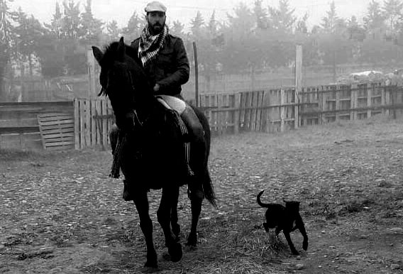 El autor monta su caballo Cícero junto a su Miura..