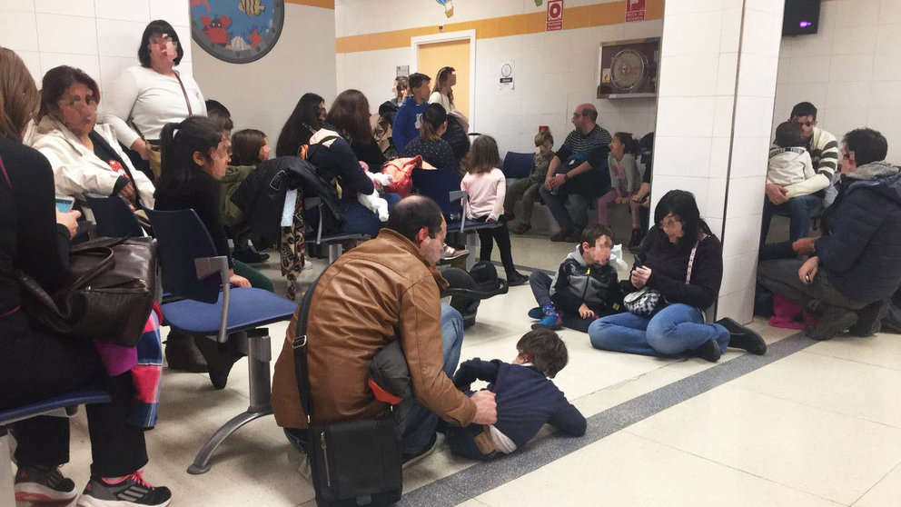 Decenas de personas esperan su consulta médica en el centro Doctor San Martín.
