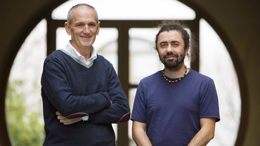 Los investigadores Pablo Archel (izq.) y Javier Husillos, autores del artículo, posan en la UPNA CEDIDA
