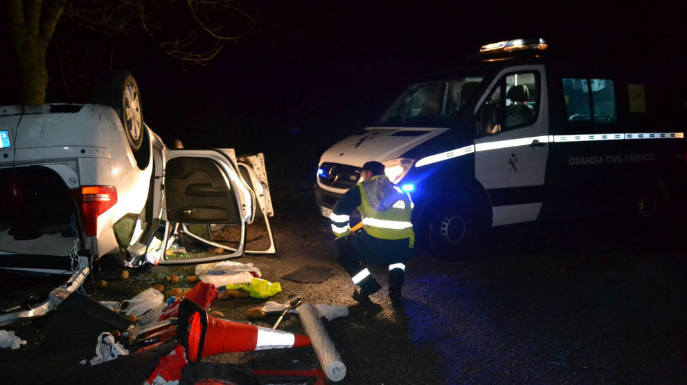 La Guardia Civil atiende el vuelco de un coche en Villaveta en el que una mujer ha quedado atrapada e incosciente en el vehículo que conducía IMAGEN CEDIDA