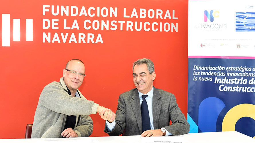 De izquierda a derecha Mikel Arbeloa, director de Hirudi, y Francisco Javier Sagardoy, secretario de la Fundación Laboral de la Construcción de Navarra