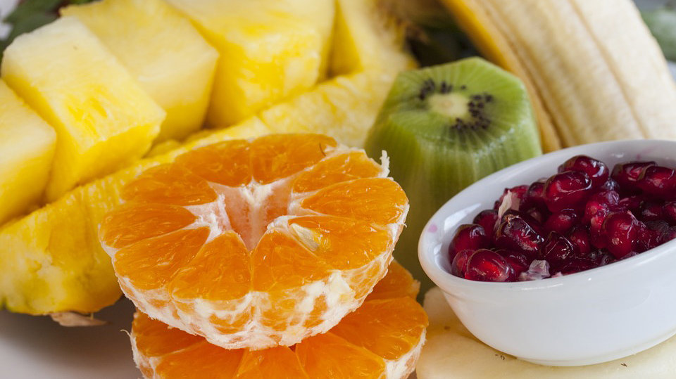 Imagen de varias naranjas, kiwis y plátanos, entre otros alimentos saludables para combatir la obesidad ARCHIVO