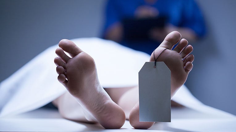 Imagen de un cadáver al que se le va a practicar la autopsia en la morgue ARCHIVO