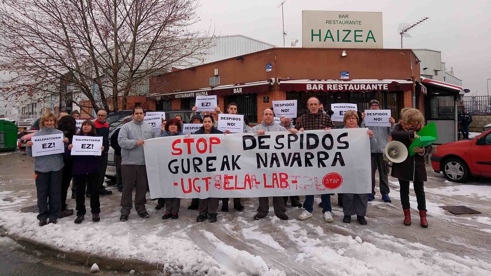 Parte de los trabajadores de la empresa Gureak Navarra se han concentrado este lunes contra el despido de uno de los empleados Foto LAB