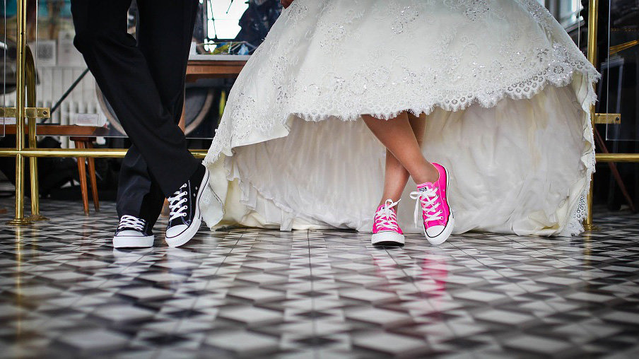 Imagen de una pareja de novios luciendo zapatillas deportivas con sus respectivos traje y vestido para el enlace ARCHIVO