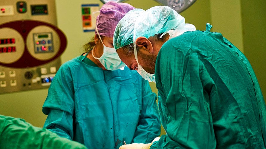 Varios médicos realizan una operación ARCHIVO