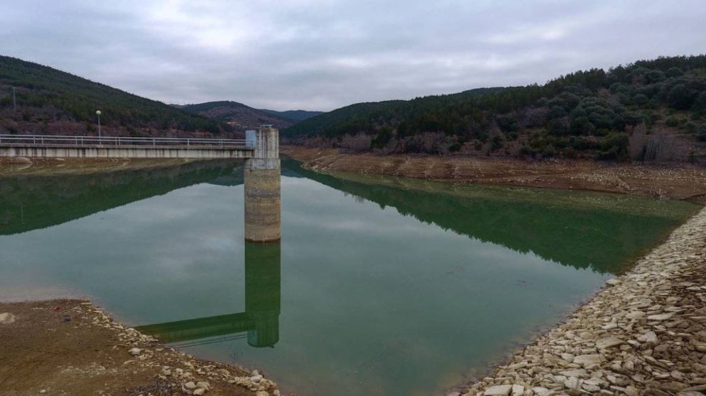Imagen del embalse de Mairaga que abastece de agua a la zona media de Navarra