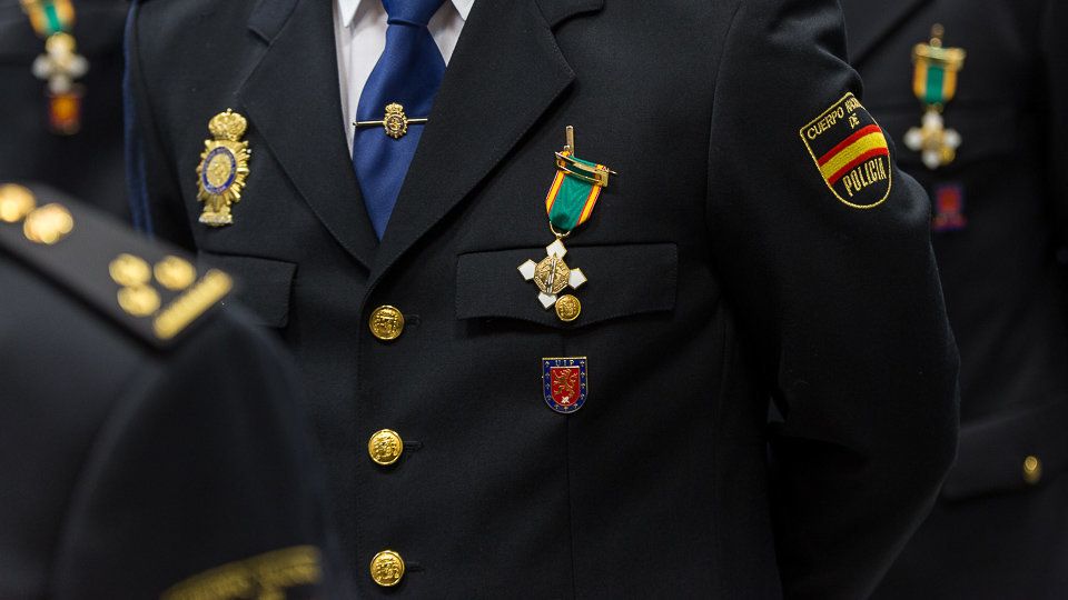 La Policía Nacional celebra el 194 aniversario de la institución con un homenaje al personal jubilado en 2017 y la condecoración de algunos agentes en servicio (40). IÑIGO ALZUGARAY