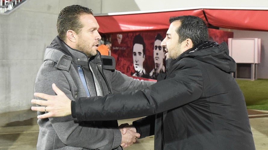 Tevenet y Martínez se saludan. Sevilla CF.