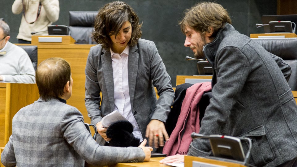 Laura Pérez y  Mikel Buil (Podemos) charlan con la presidenta de Navarra, Uxue Barkos. IÑIGO ALZUGARAY