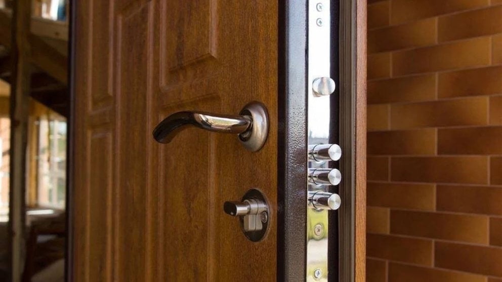 Imagen de una cerradura de seguridad en la puerta de una casa para evitar robos y atracos. UCES