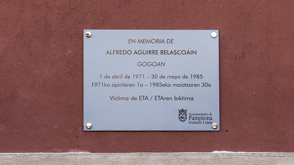 Placa del Ayuntamiento de Pamplona en memoria de Alfredo Aguirre Belascoain, asesinado por ETA el 30 de mayo de 1985 (05). IÑIGO ALZUGARAY