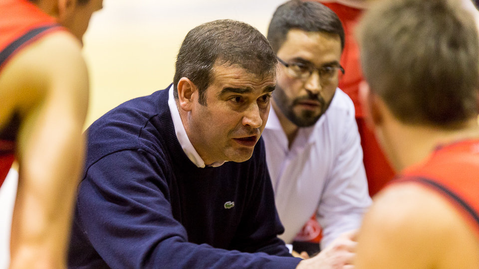 David Mangas, entrenador del Basket Navarra, durante el partido contra La Roda disputado en el Pabellón Arrosadía (12). IÑIGO ALZUGARAY