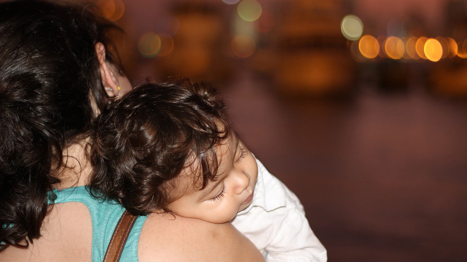 Imagen de archivo de una madre sosteniendo en brazos a su hija ARCHIVO