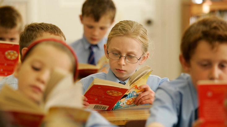 Varios alumnos leen libros en inglés durante una clase en el colegio ARCHIVO