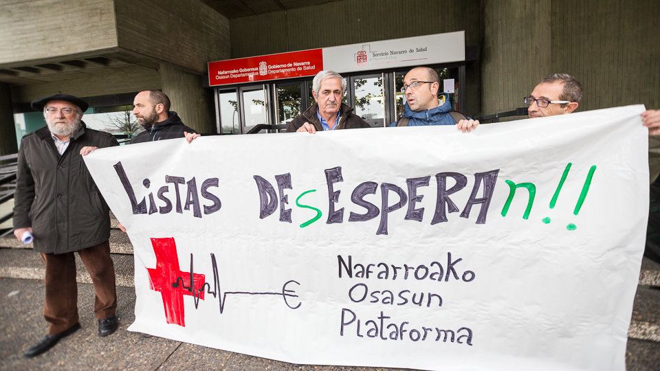 La Plataforma Navarra de Salud se concentra dentro de la jornada estatal de lucha contra las listas de espera (05). IÑIGO ALZUGARAY