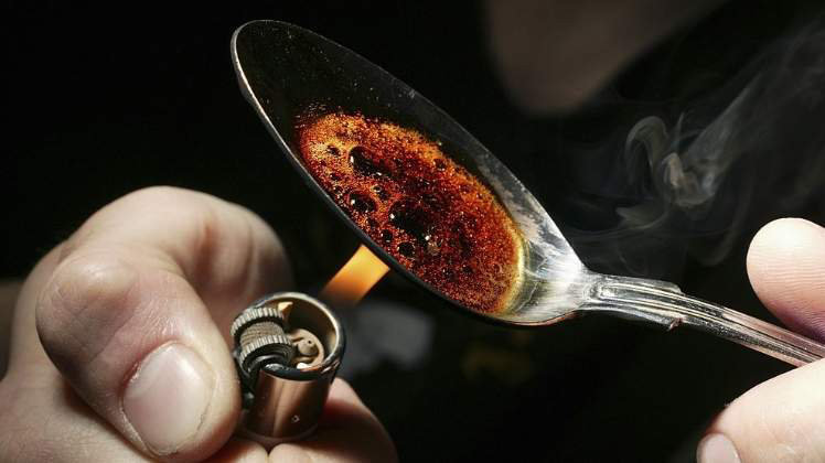 Imagen de una persona quemando heroína en una cuchara ARCHIVO