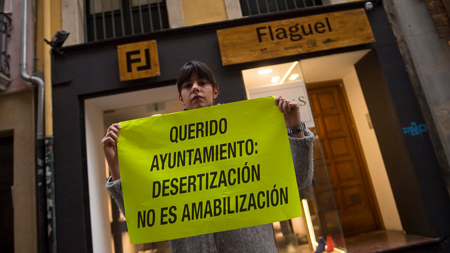 Comercios muestran carteles en contra de los cambios de tráfico impuestos por el Ayuntamiento de Pamplona. PABLO LASAOSA 02