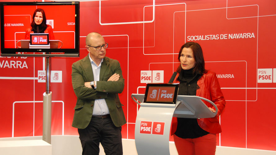 Los socialistas Martínez-Seijo y Carlos Gimeno en la rueda de prensa. CEDIDA