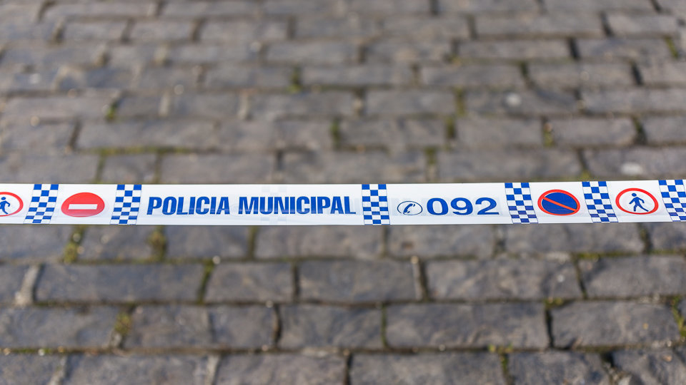Zona acordonada por la Policía Municipal de Pamplona. IÑIGO ALZUGARAY