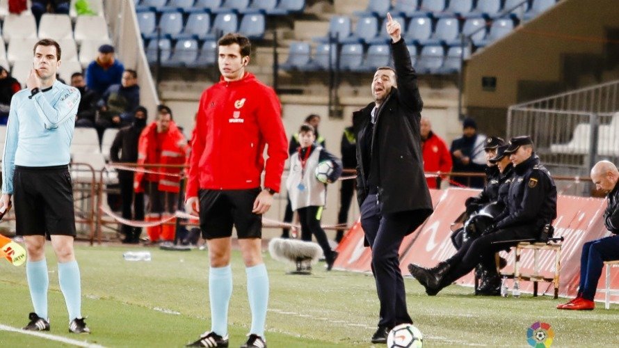 Diego Martínez delante de su banquillo en Almería. La Liga.