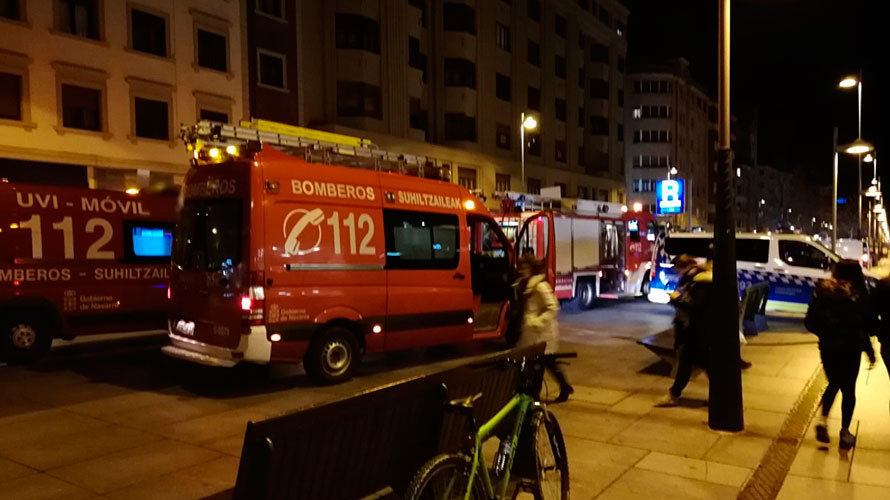 Bomberos y Policía Municipal atienden una fuga de gas en Carlos III, en Pamplona. BOMBEROS DE NAVARRA