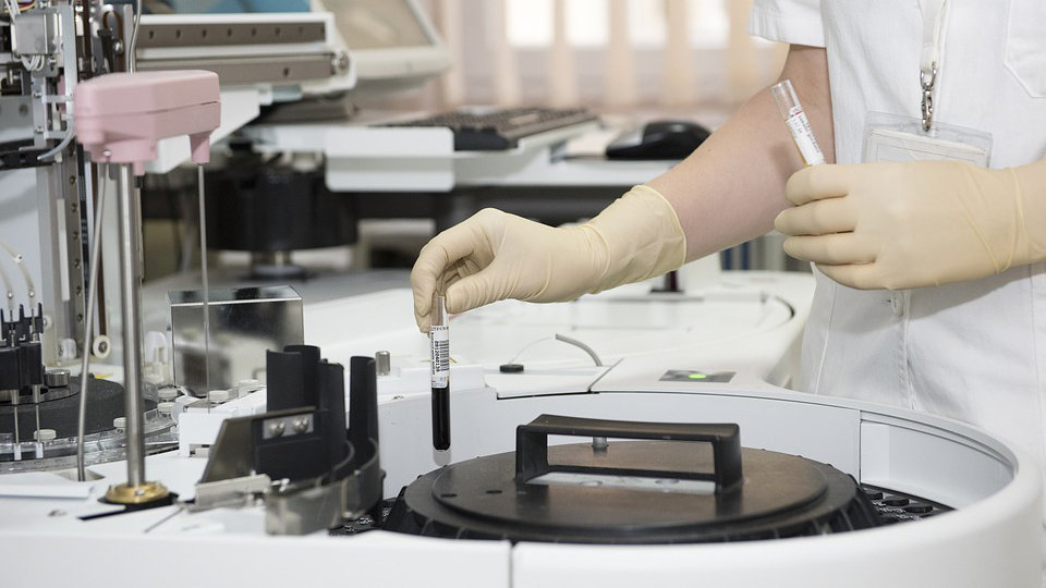Una persona trabaja con una muestra de sangre en el laboratorio de un hospital ARCHIVO