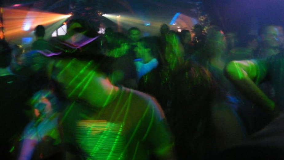 Imagen de varios jóvenes bailando en una fiesta en una discoteca ARCHIVO