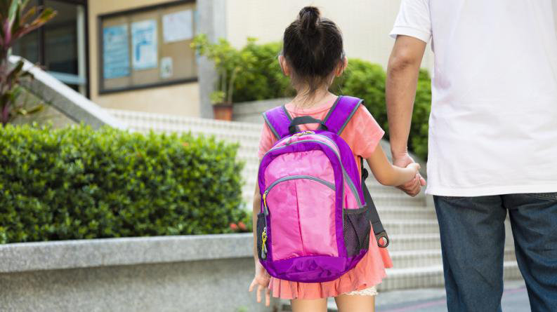 Un padre lleva a su hija al colegio ARCHIVO