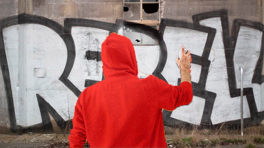 Un hombre pinta un graffiti