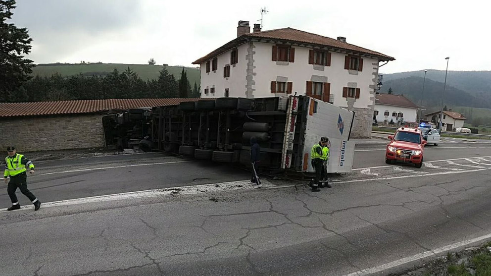 Imagen del camión volcado en Burutáin que se ha estrellado contra el muro de una vivienda BOMBEROS DE NAVARRA